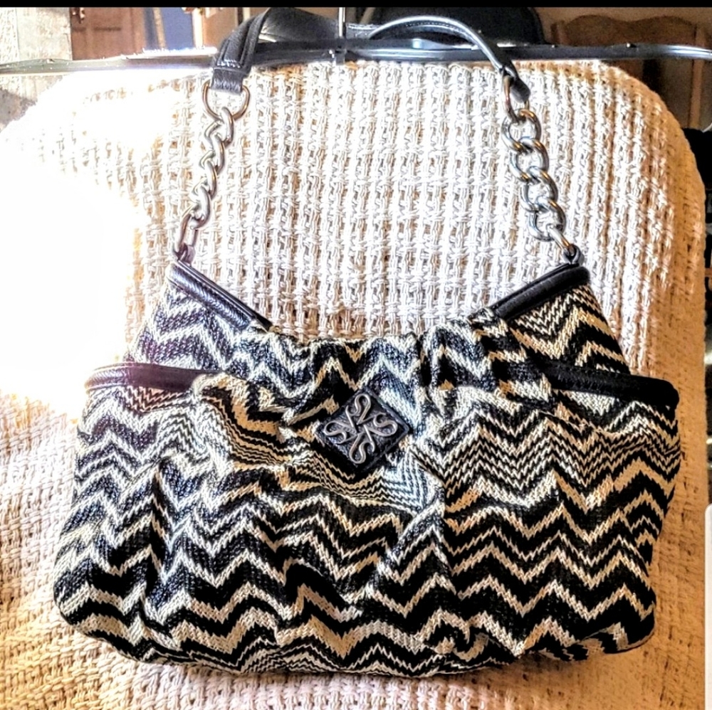 Black and white purse👌